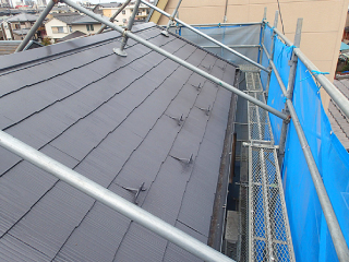 棟板金交換と塗装が完了した施工後の屋根