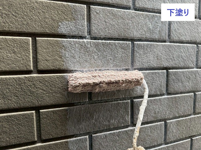 外壁の下塗り作業