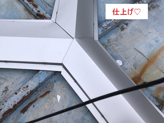 屋根工事　突風被害で棟板金飛散