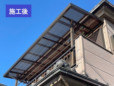 お客様のご要望で、長年使用して劣化していた波板も交換しました。  古い波板は色あせ・割れ・固定金具の緩みが見られ、強風時に飛散する可能性がある危険な状態でした。  新しい波板は耐久性が高く、光も程よく通すため、ベランダ全体が明るくなりました。