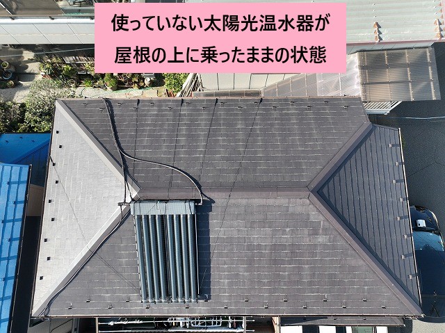 屋根上の未使用温水器