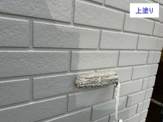外壁の上塗り作業