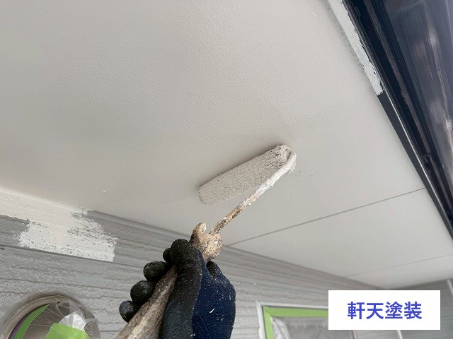 軒天の塗装作業