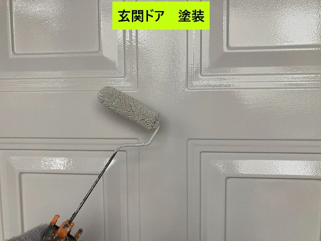 玄関ドアの塗装中