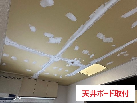 屋根の割れとドーマーの取り合い部分からの雨漏り発生で屋根メンテナンス