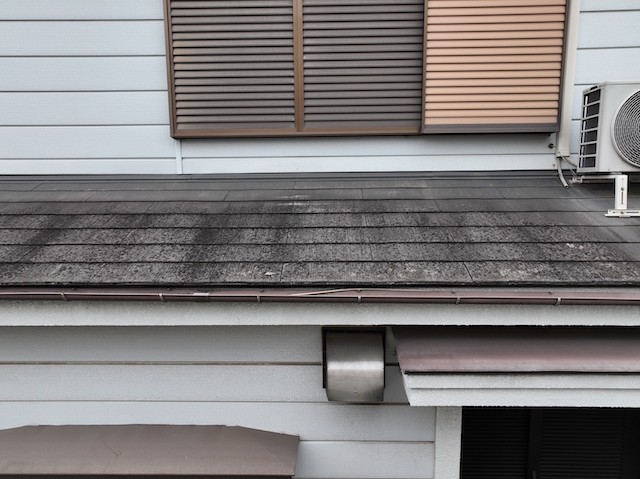 下屋根の化粧スレートの劣化