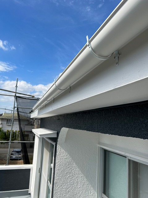 越谷市で屋根・外壁の外廻り塗装が完了し最後に雨樋を取り付けて完了！！