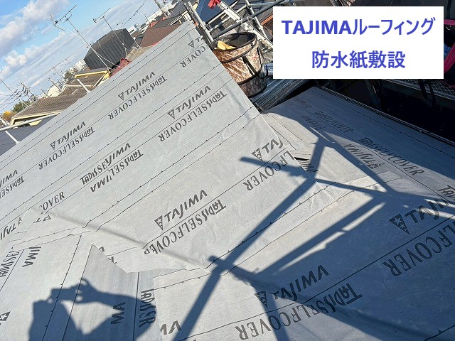 屋根工事前には、足場の設置や周囲の養生を行います。