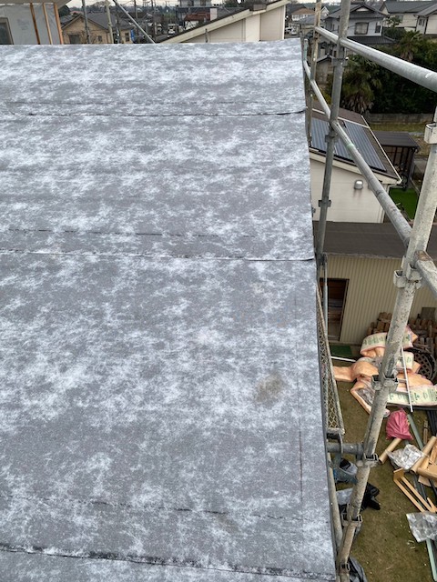 屋根の妻側の防水紙敷設後