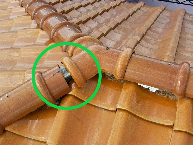 越谷市で屋根調査、隅棟のカッポンが今にも落ちそうな状態