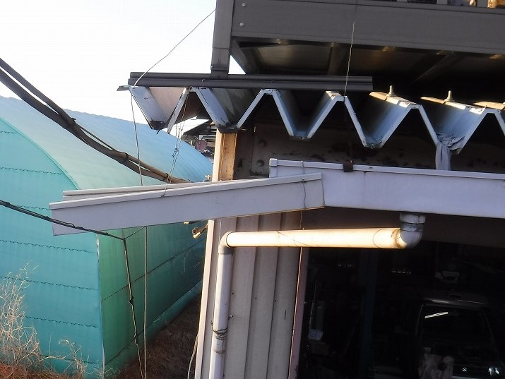 越谷市で自動車工場の大型雨樋（箱樋）が破損・歪み！交換工事をしました！