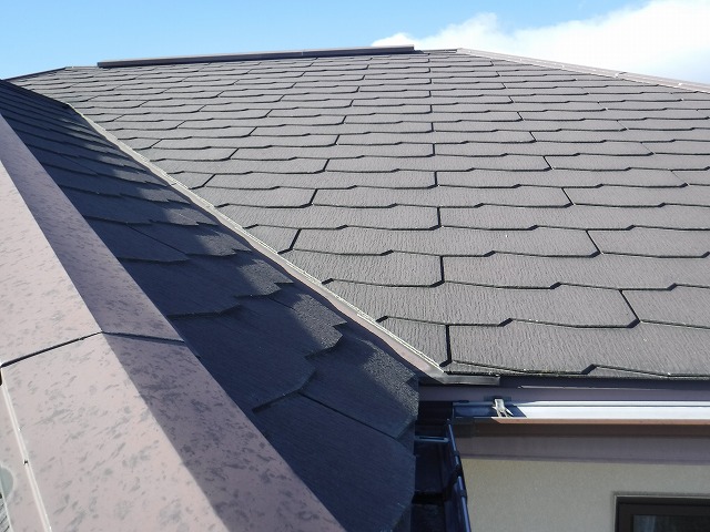 越谷市でスレート屋根の屋根塗装を実施しました！使用した塗料はアレスダイナミックルーフです。