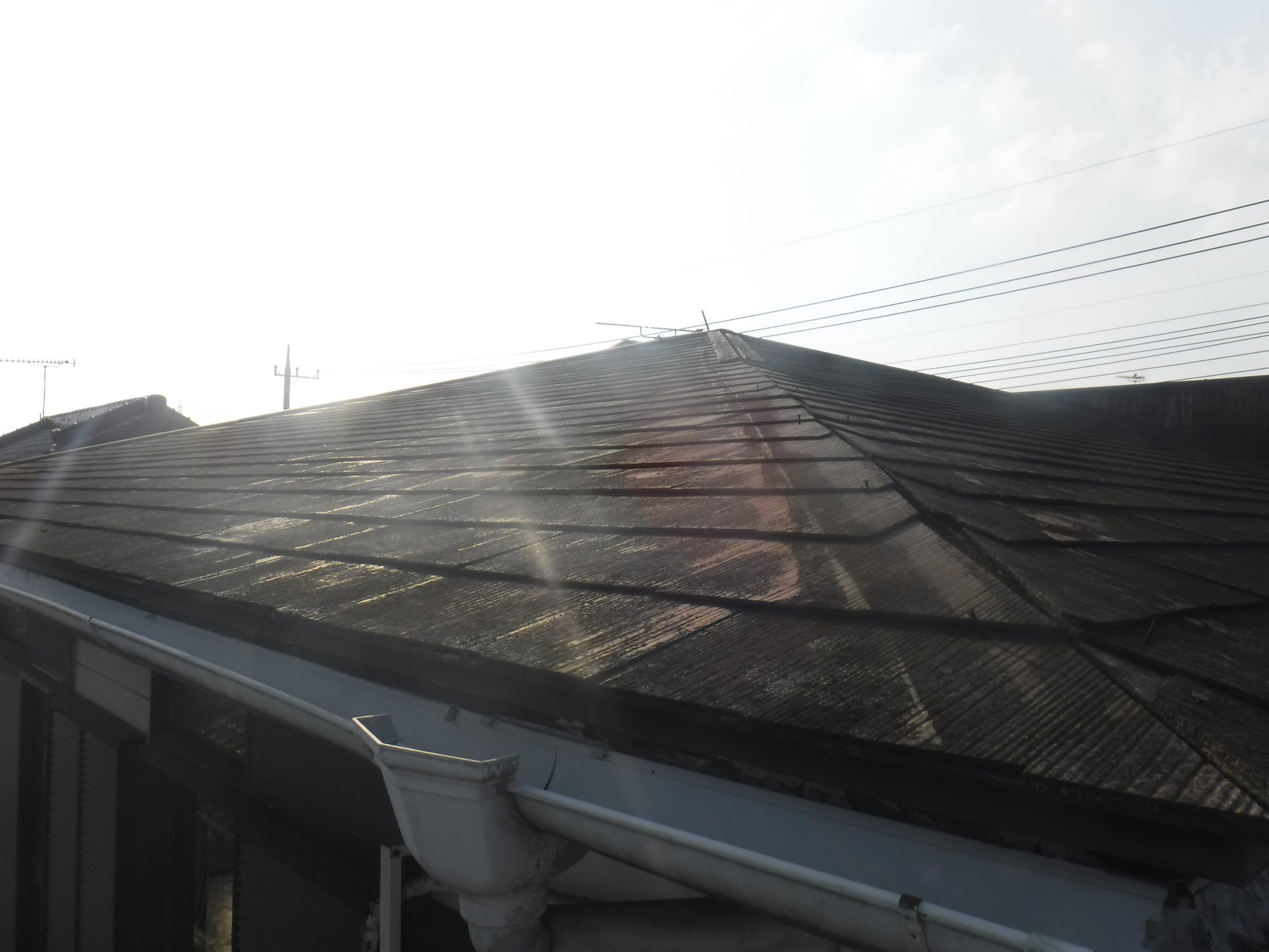 越谷市で雪の被害で曲がった雨樋と台風で被害を受けた屋根の無料調査に行って来ました