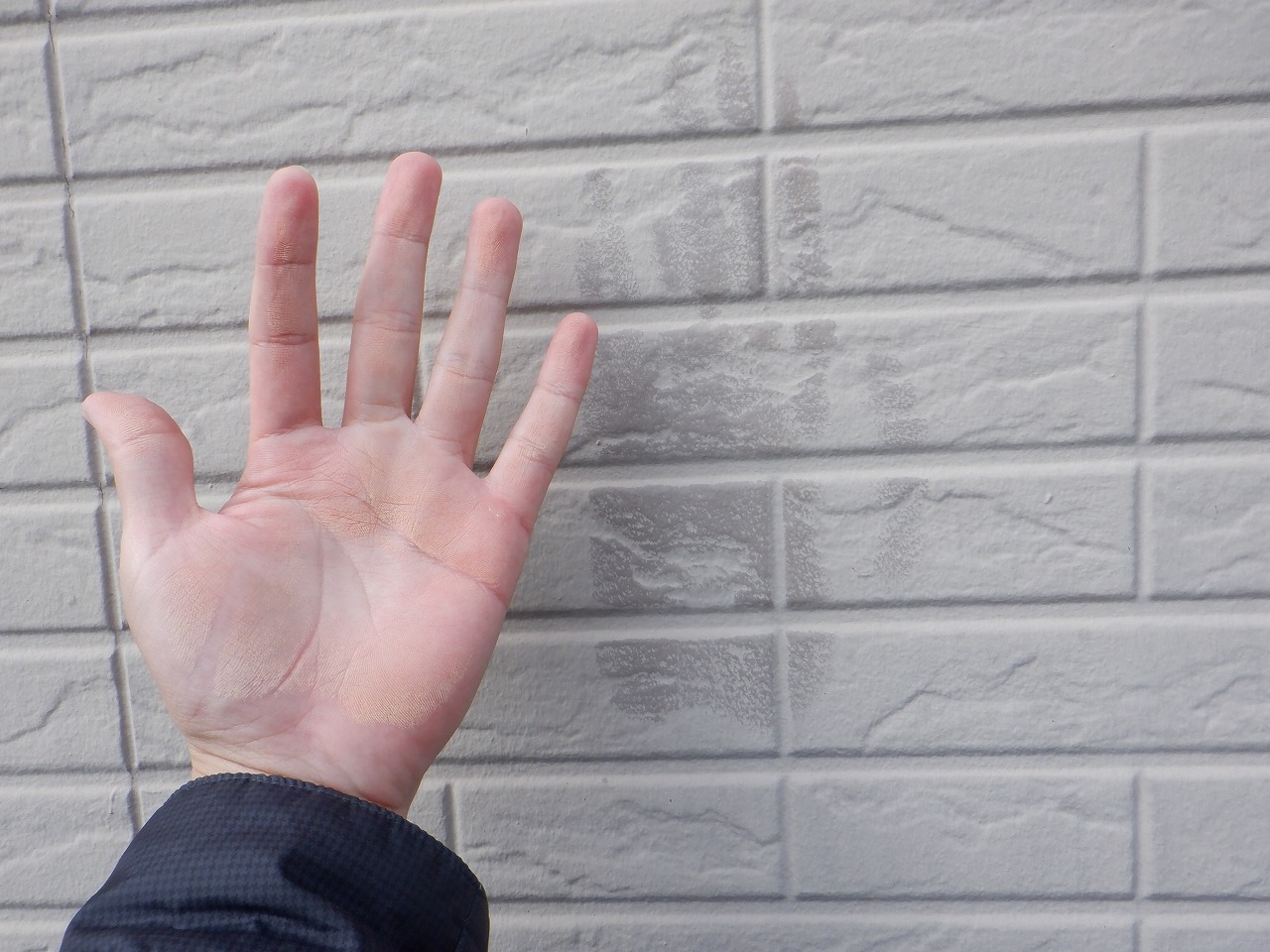 越谷市で屋根外壁塗装の現場調査,サイディングの剥がれは前回の塗装が原因！？