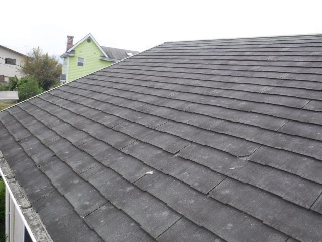 越谷市で屋根・外壁塗装の現場調査、調査してみると屋根は塗装できない屋根材の為、葺き替え及びカバー工法のご提案をしました
