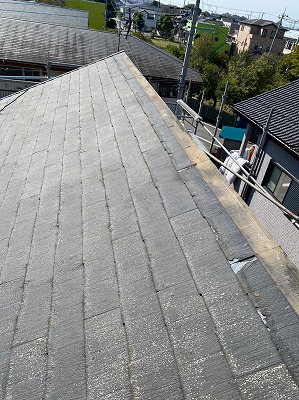 春日部市でスレート屋根をカバー工法で金属製の屋根に