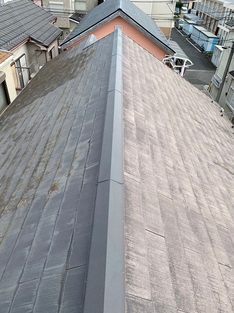 越谷市でスレート屋根の部分差し替えと棟板金の交換工事を行いました