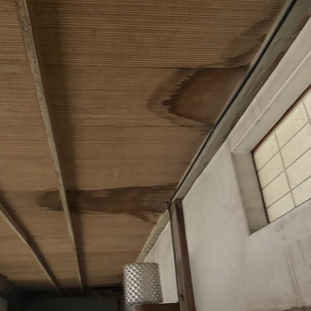 松伏町で縁側廊下の雨漏り原因は地震で沈んでしまった下屋根の瓦屋根