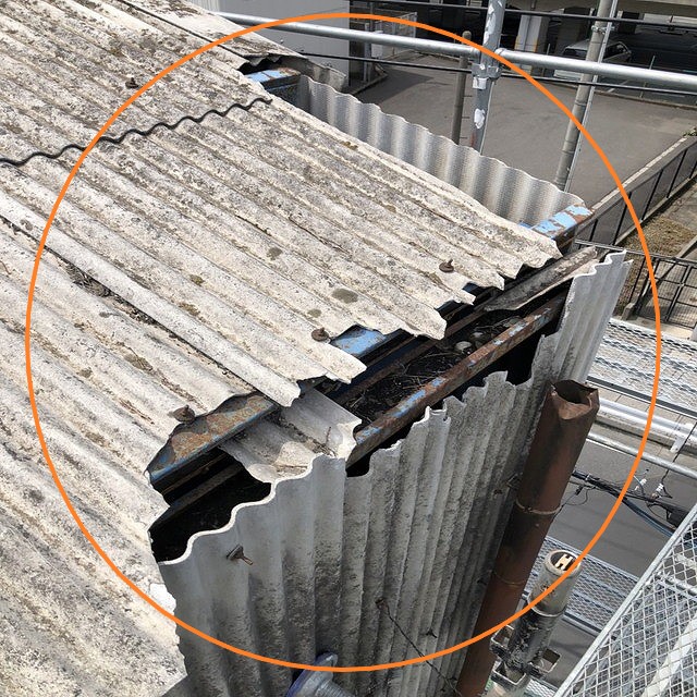 草加市で巨大工場の屋根一部分が破損してしまったので、交換工事！
