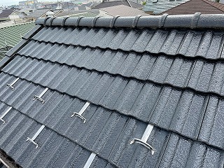 越谷市でトップライトから雨漏りしていた屋根の屋根塗装工事が始まりました
