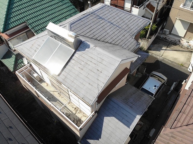 越谷市で強風で飛んだ屋根の棟板金交換とソーラー温水器撤去と屋根の塗装を行いました