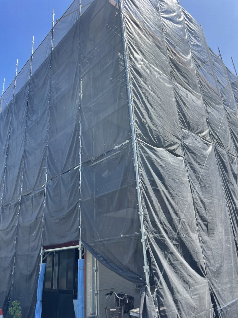 越谷市で外壁塗装　雨樋交換　サイディング一部張替　３階建てのお家の施工途中を確認して参りました