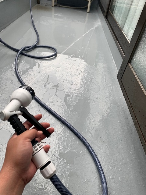 越谷市で雨漏り診断の結果　吹き出し窓の下コーキング打診～リビングの石膏ボード・クロス施工