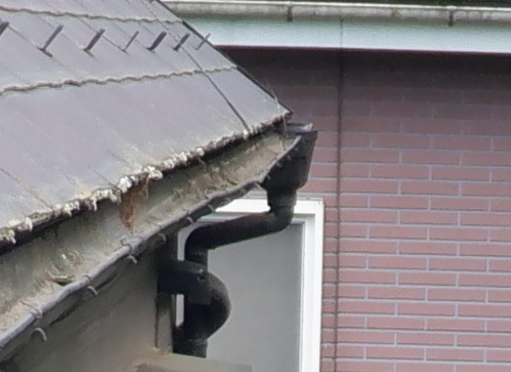 越谷市で屋根のカバー工法が終わり、雨樋が雪害被害で曲がっていたので修繕