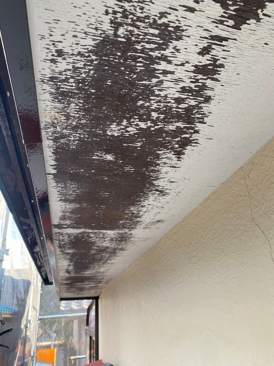 松伏町で軒天が経年劣化のため以前の塗膜剥がれ！重ね張りから塗装工事まで！！