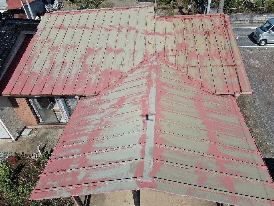 塗装の剥がれた屋根
